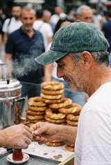 Simit tezgâhında yeşil yıkamalı kep takan erkek